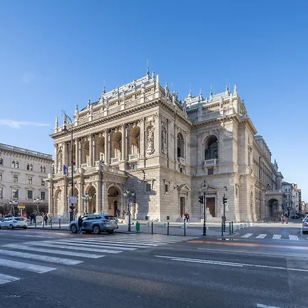 Opera House With Free Garage Appartamento Budapest